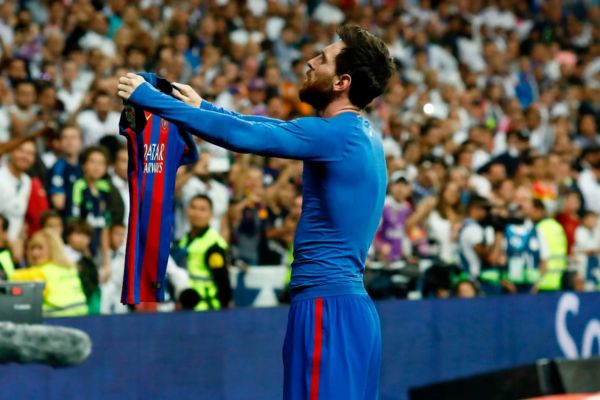 messi-shirt-dislay-celebration-football